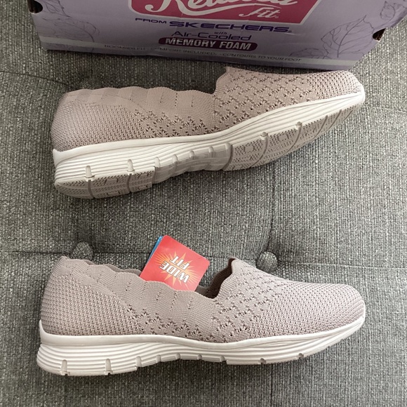 Skechers Women's Max Cushioning Seager - Stat Slip-On Wide Width Casual Sneakers - Picture 5 of 12